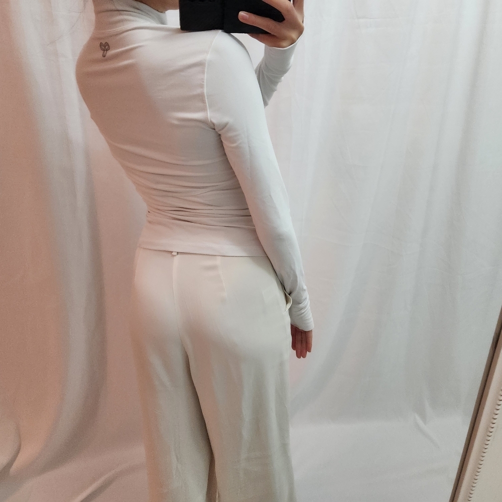 Aritzia White Zip-Up Sweatshirt - Picture 4 of 10